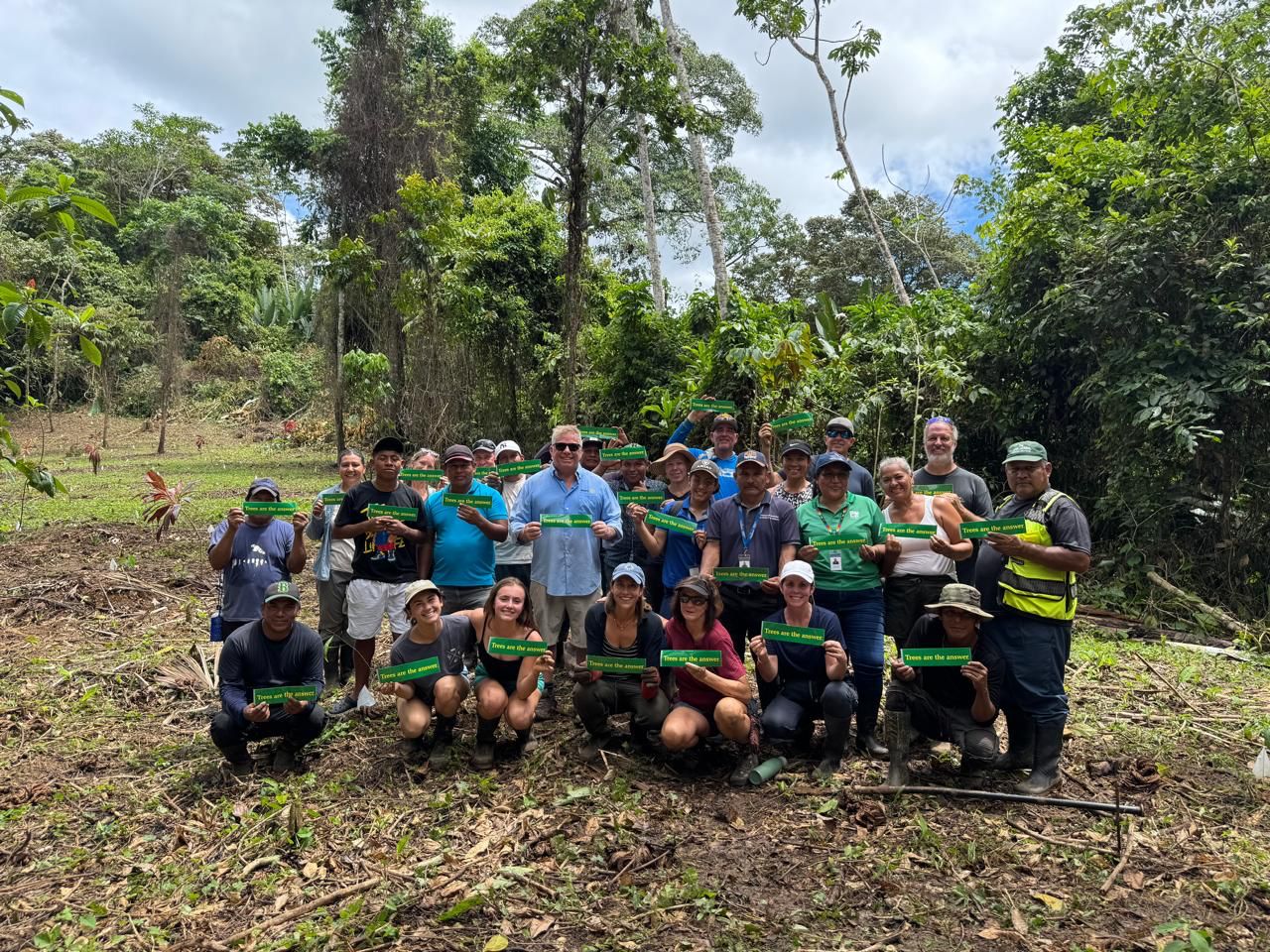 Volunteers working alongside the Bocas del Toro community