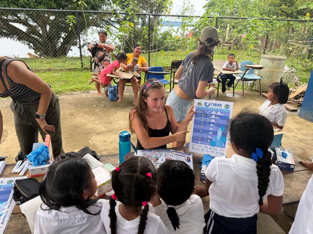 Volunteers working alongside the Bocas del Toro community